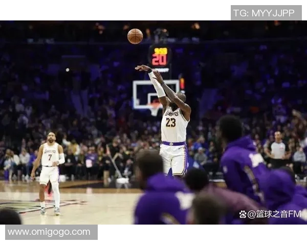 詹姆斯在对阵魔术的比赛中狂砍38分8篮板8助攻展现统治力